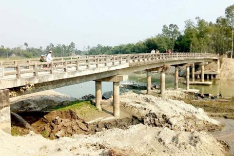 ছবি: ঝুঁকিতে চরকাবাড়ি সেতু।