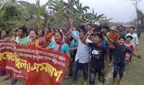 ছবি : পাহাড়ি কিশোরীকে ধর্ষণের প্রতিবাদে এলাকাবাসীর বিক্ষোভ এর দৃশ্য।