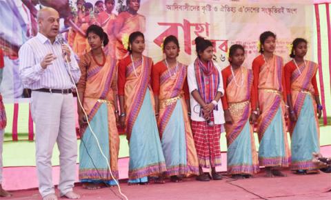 গোবিন্দগঞ্জের সাঁওতাল সম্প্রদায় নিজস্ব ঐতিহ্যে নেচে-গেয়ে আনন্দের সাথে বরণ করলেন ঋতুরাজ বসন্তকে।