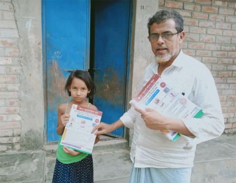 ছবি : বাড়ি বাড়ি গিয়ে সচেতনামূলক লিফলেট দেওয়া হচ্ছে।