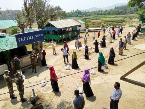 ছবি : সামাজিক দুরত্ব বজায় রেখে আলীকদম জোনের ত্রাণ সামগ্রী বিতরণ।