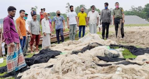 ছবি : নদী থেকে জব্দ করা জাল পুড়িয়ে ফেলার প্রস্তুতি দেখছেন হাটহাজারীর ইউএনও মোহাম্মদ রুহুল আমিন।