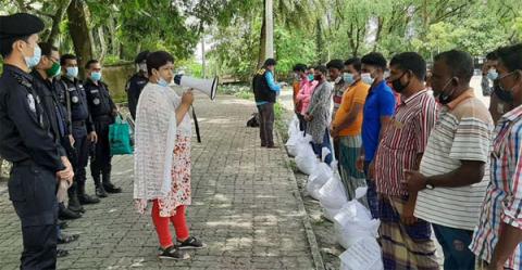 ছবি : সুন্দরবনের আত্মসমর্পনকারী ২৮৪ জলদস্যুকে ঈদ সামগ্রী প্রদানে দৃশ্য।