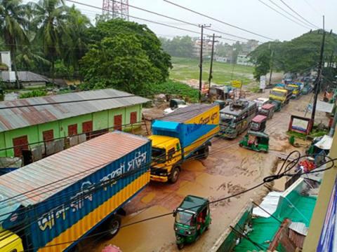 ছবি : উখিয়াতে যানজোটের দৃশ্য।