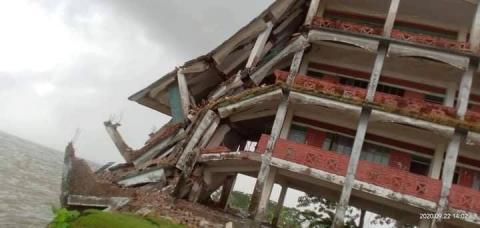 ছবি : তজুমদ্দিনের চরে মেঘনায় ভেঙ্গে যাওয়া চারতলা ভবন।