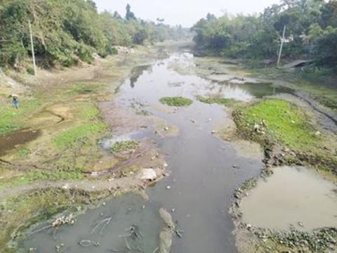 ছবি : বড়াল নদের মুক্ত অংশ শুকিয়ে গেছে অগ্রহায়নের মধ্য ভাগেই। চাটমোহরের দোলং মসজিদ ঘাট থেকে তোলা)।