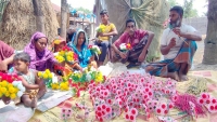 আত্রাইয়ে তৈরি হচ্ছে দৃষ্টিনন্দন কাগজের ফুল