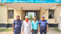 প্রতিবেশীকে কুপিয়ে জখম, বাবা-ছেলে গ্রেফতার