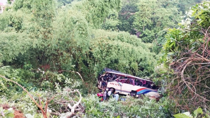 রামগড়ে শান্তি পরিবহনের বাস নিয়ন্ত্রণ হারিয়ে খাদে : আহত-৮