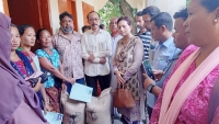 কাপ্তাইয়ে ভি ডব্লিউ বি কার্ড ধারীদের চাল বিতরণ