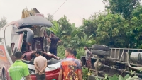 মিরসরাইয়ে দাঁড়িয়ে থাকা কাভার্ড ভ্যানে বাসের ধাক্কায় বাস চালকের সহকারী নিহত