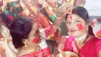 বিষাদের সুর, আত্রাইয়ে সিঁদুর খেলার মধ্য দিয়ে দেবী দুর্গাকে বিদায়