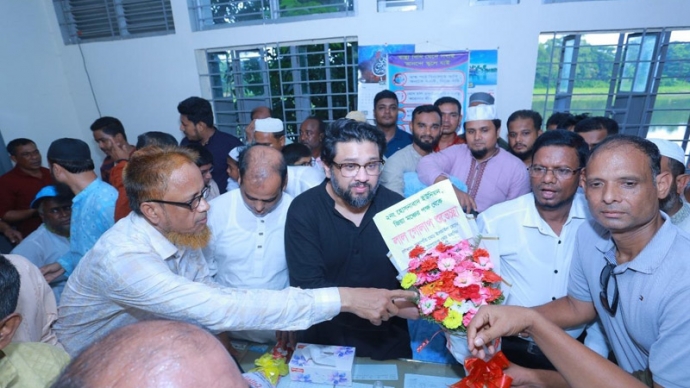 রাজাভুবন বিদ্যালয় পরিদর্শনে হুমাম কাদের চৌধুরী