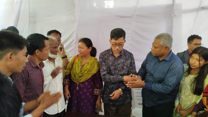 পার্বত্য চট্টগ্রাম বিষয়ক মন্ত্রণালয়ের পূর্ণ মন্ত্রী নিযুক্ত হওয়ায় দীপেন দেওয়ানকে জুঁই চাকমার ফুলেল শুভেচ্ছা