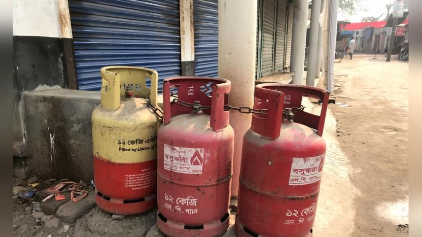 আত্রাইয়ে সরকারের নির্ধারিত দামের চেয়ে অধিক দামে গ্যাস সিলিন্ডার বিক্রয়ের অভিযোগ