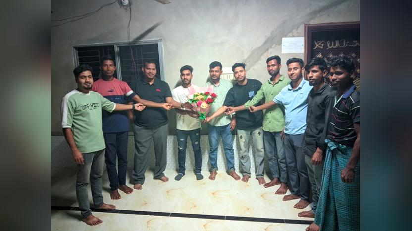 বেতছড়ি হিলফুল ফুজুল সংঘের প্রবাস ফেরত ৫ সদস্যকে ফুলের সংবর্ধনা