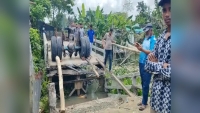 ঝালকাঠিতে ব্রিজ ভেঙ্গে পাথরবহকারি ট্রাক খালে, যোগাযোগ বিচ্ছিন