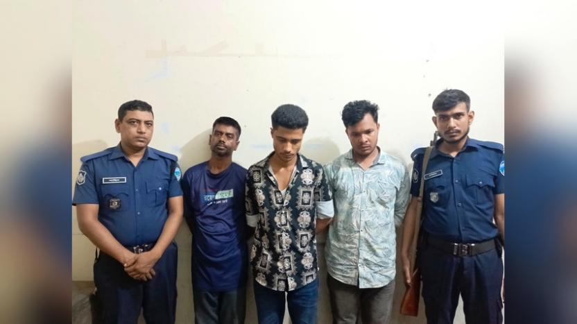 কোতয়ালী থানার বিশেষ অভিযানে মাদক কার্বারী ও অনলাইন জুয়ারীসহ গ্রেফতার-৩