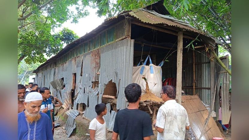 ঈশ্বরগঞ্জে দুই গ্রামের সংঘর্ষ : বাড়িঘরে হামলা- লুটপাট