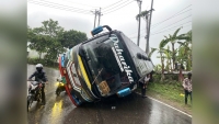 রাঙামাটিতে সওজ বিভাগের ওয়াল থাকায় প্রাণে রক্ষা পায় ৩৮ জন যাত্রী