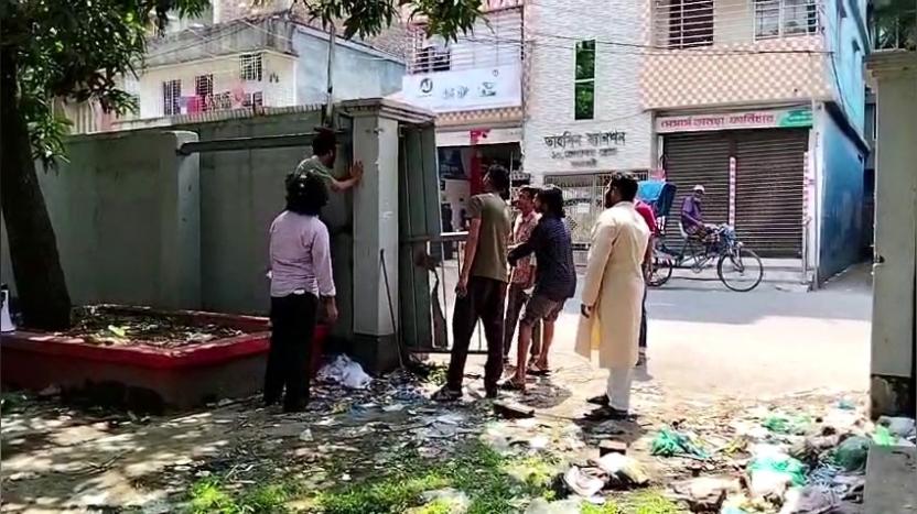 ঝালকাঠিতে আমির হোসেন আমুর পরিত্যাক্ত বড়ির প্রধান ফটক কেটে উন্মুক্ত করে দিয়েছে