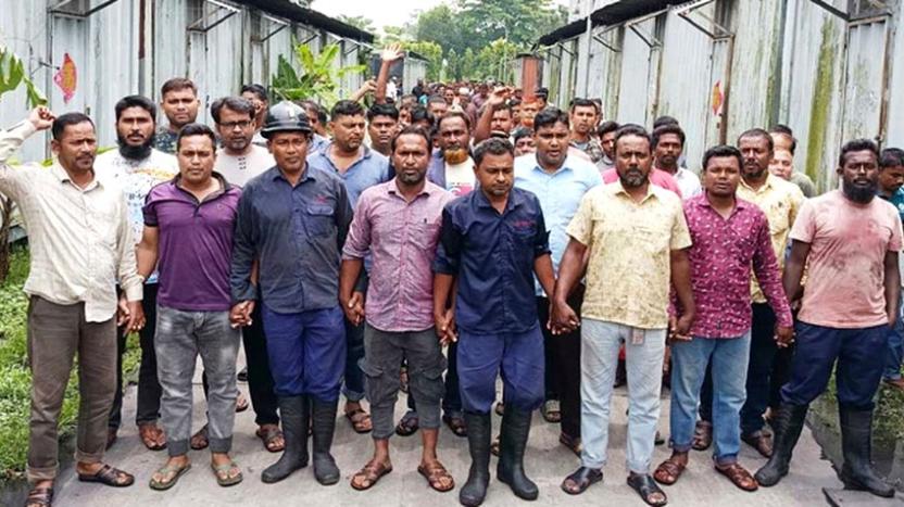 বড়পুকুরিয়া কয়লা খনির শ্রমিকরা কোল ফেইস বোনাসের দাবিতে বিক্ষোভ