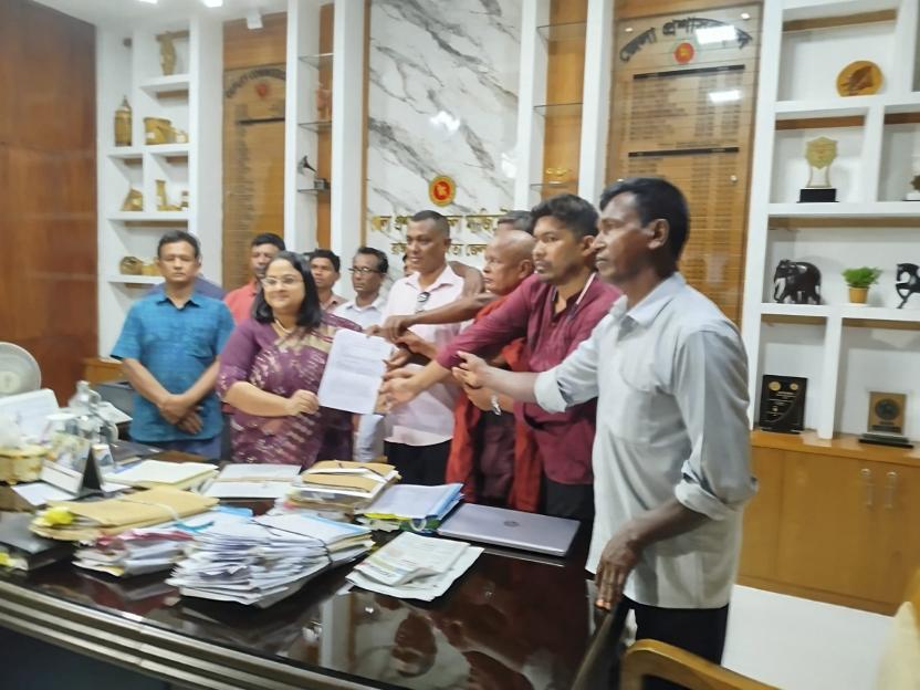 পার্বত্য অঞ্চলে বসবাসরত বড়ুয়া জনগোষ্ঠীর জীবন-মান উন্নয়নে বাজেটে বরাদ্ধের দাবিতে রাঙামাটিতে মানববন্ধন ও প্রধানমন্ত্রী বরাবর স্মারকলিপি প্রদান