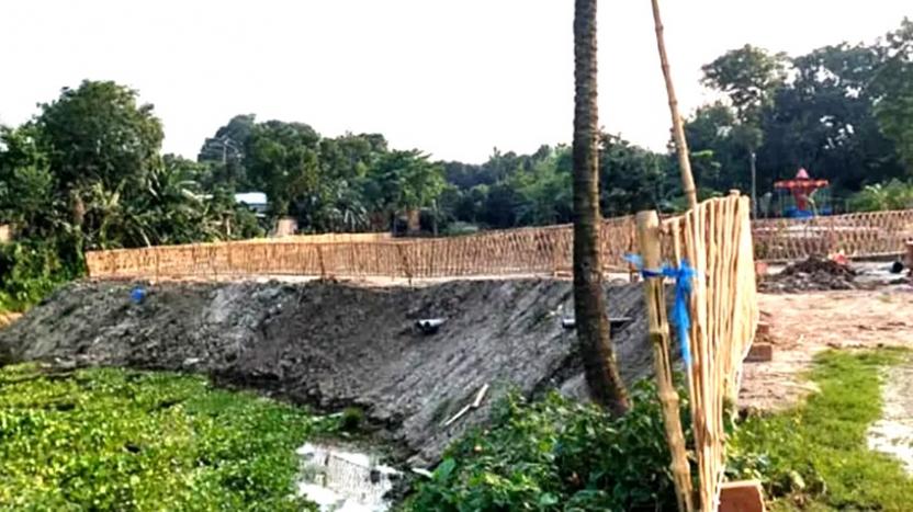 কুষ্টিয়ায় লেক ভরাট করে পার্ক নির্মাণের অভিযোগ