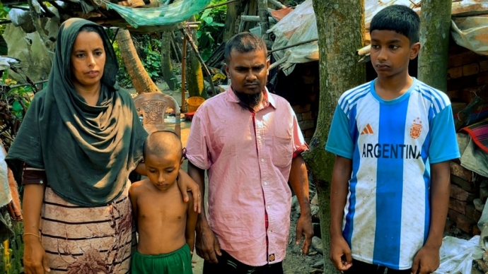 ঈদের মাংস বিতরনকালে ফুড ফর অল এর কাছে ক্যান্সার আক্রান্ত অসহায় পিতার আর্তনাদ
