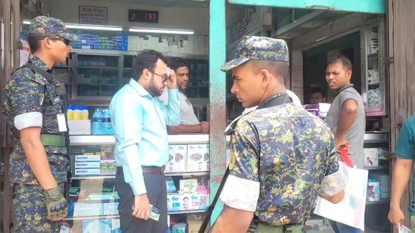 পরিচ্ছন্ন শহর গড়তে মাঠে জেলা প্রশাসন, ডেঙ্গু প্রতিরোধে লিফলেট বিতরণ
