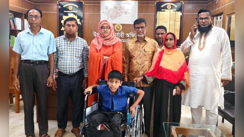 একটি হুইল চেয়ার বদলে দিল মুফিদুল্লাহর শিক্ষাজীবনের গল্প