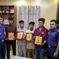 কর্ণফুলীতে নৌকাডুবি ৫ জনকে জীবিত উদ্ধার করায় ৪ কিশোরকে পুলিশের সম্মাননা