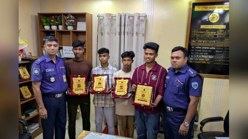 কর্ণফুলীতে নৌকাডুবি ৫ জনকে জীবিত উদ্ধার করায় ৪ কিশোরকে পুলিশের সম্মাননা