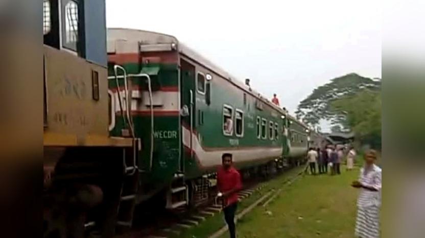 বিজয় এক্সপ্রেসের ইঞ্জিনে আগুন, চট্টগ্রাম-ময়মনসিংহ রুটে ট্রেন চলাচল বন্ধ