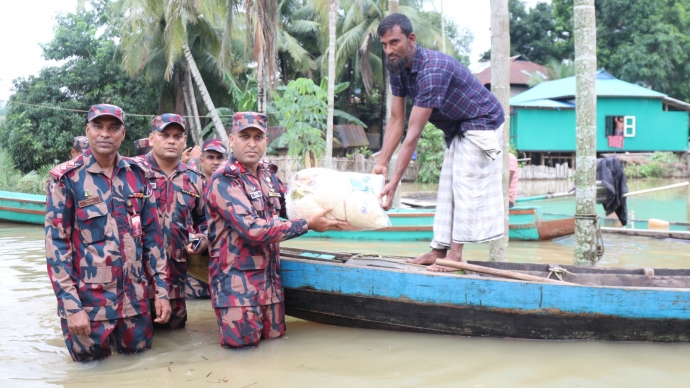ছোট হরিণায় বন্যাদুর্গতদের মাঝে ১২ বিজিবির ত্রাণ বিতরণ