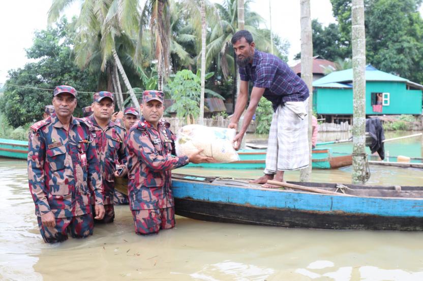 ছোট হরিণায় বন্যাদুর্গতদের মাঝে ১২ বিজিবির ত্রাণ বিতরণ
