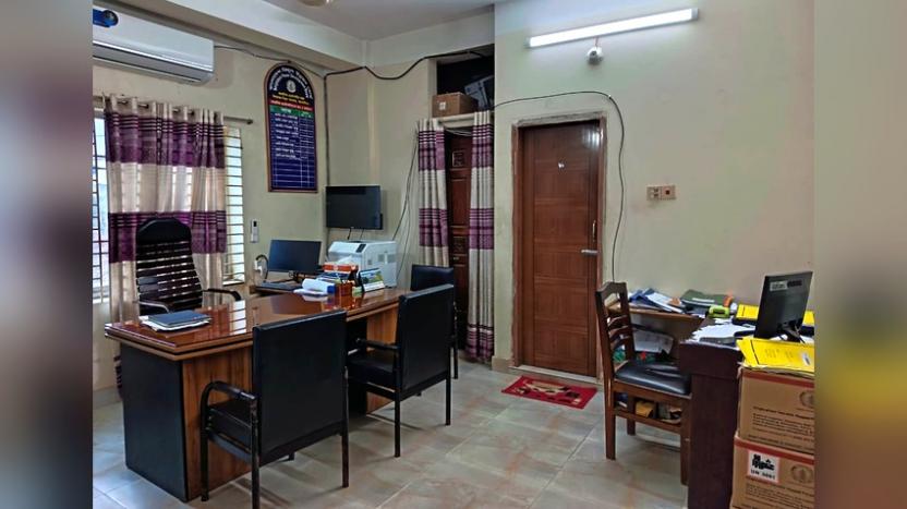 সকাল ১০টাতেও ফাঁকা ঈশ্বরগঞ্জ পিডিবি অফিস