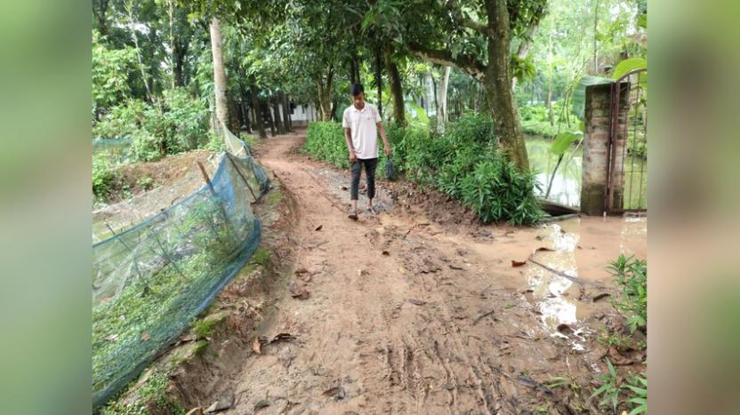 দুই কিলোমিটার কাঁচা রাস্তা সংস্কারের অভাবে রাস্তার বেহাল দশা : জনদুর্ভোগ চরমে