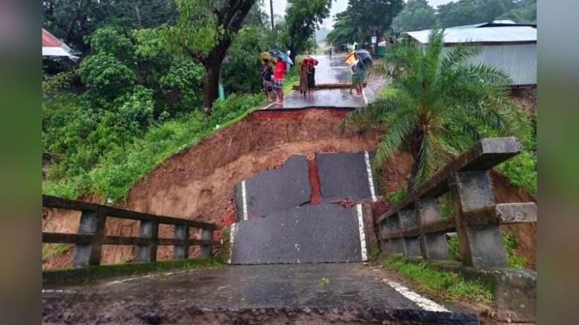 সেতু ধসে পড়ে রাঙামাটি-বান্দরবানের সড়ক যোগাযোগ সম্পুর্ণ বিচ্ছিন্ন