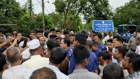 ঈশ্বরগঞ্জে এক সপ্তাহ বিদ্যুৎহীন : পিডিবি অফিসে গ্রাহকদের হামলা