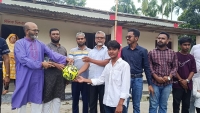তরুণদের খেলাধুলায় উৎসাহিত করতে ওসমানগঞ্জে ফুটবল বিতরণ