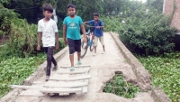 আত্রাইয়ে ঝুঁকিপূর্ণ ব্রিজে জীবনের ঝুঁকি নিয়ে চলাচল,দুর্ঘটনার আশংকা