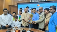 রাজশাহীর জেলা প্রশাসক হাতে তায়কোয়ানডো প্রতিযোগিতার ট্রফি হস্তান্তর