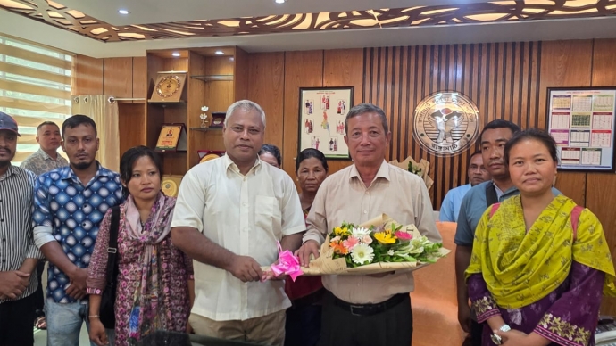 বিপ্লবী ওয়ার্কার্স পার্টির পক্ষ থেকে রাঙামাটি জেলা পরিষদ চেয়ারম্যান দীপন তালুকদারকে ফুলেল শুভেচ্ছা