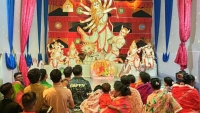 ১৪ ফুটের দুর্গাপ্রতিমা ঘিরে ঈশ্বরগঞ্জে দর্শনার্থীদের ভিড়