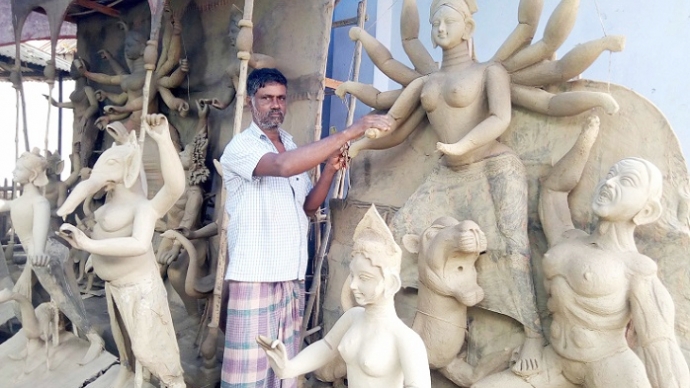 আত্রাইয়ের ৫৪টি মণ্ডপে চলছে দুর্গাপূজার প্রস্তুতি
